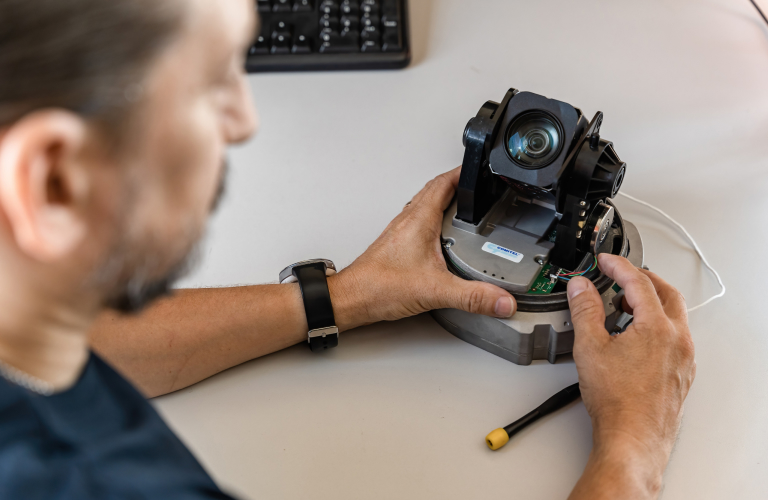 Un tecnico configura una telecamera per la video sorveglianza
